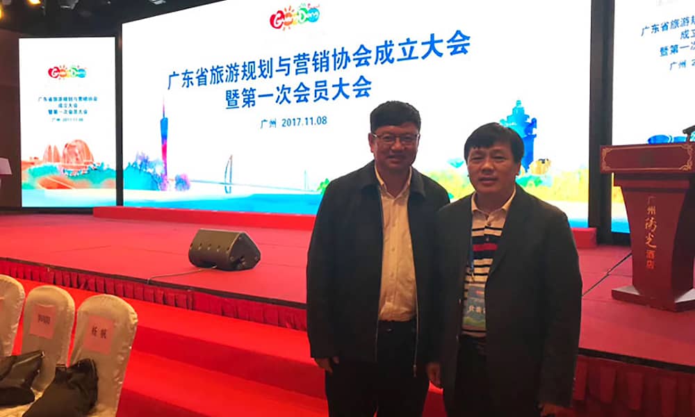 广东省旅游规划与营销协会会长保继刚（左）与海森文旅总裁王峰（右）合影